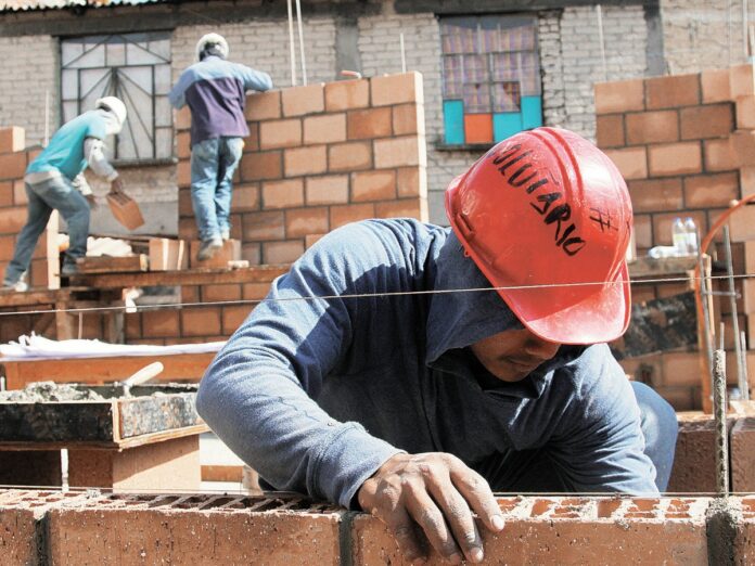 El índice del costo de la construcción (ICC) registró en septiembre de 2025 un incremento del 3,2%, el aumento más significativo del año hasta el momento, según los datos del Instituto Nacional de Estadística y Censos (INDEC). Este crecimiento se explica por la suba del 2,9% en la categoría de materiales, 3,7% en mano de obra y 3% en gastos generales, lo que evidencia la presión sostenida sobre los costos en el sector de la construcción y la influencia directa de los salarios y tarifas en el presupuesto de obras.