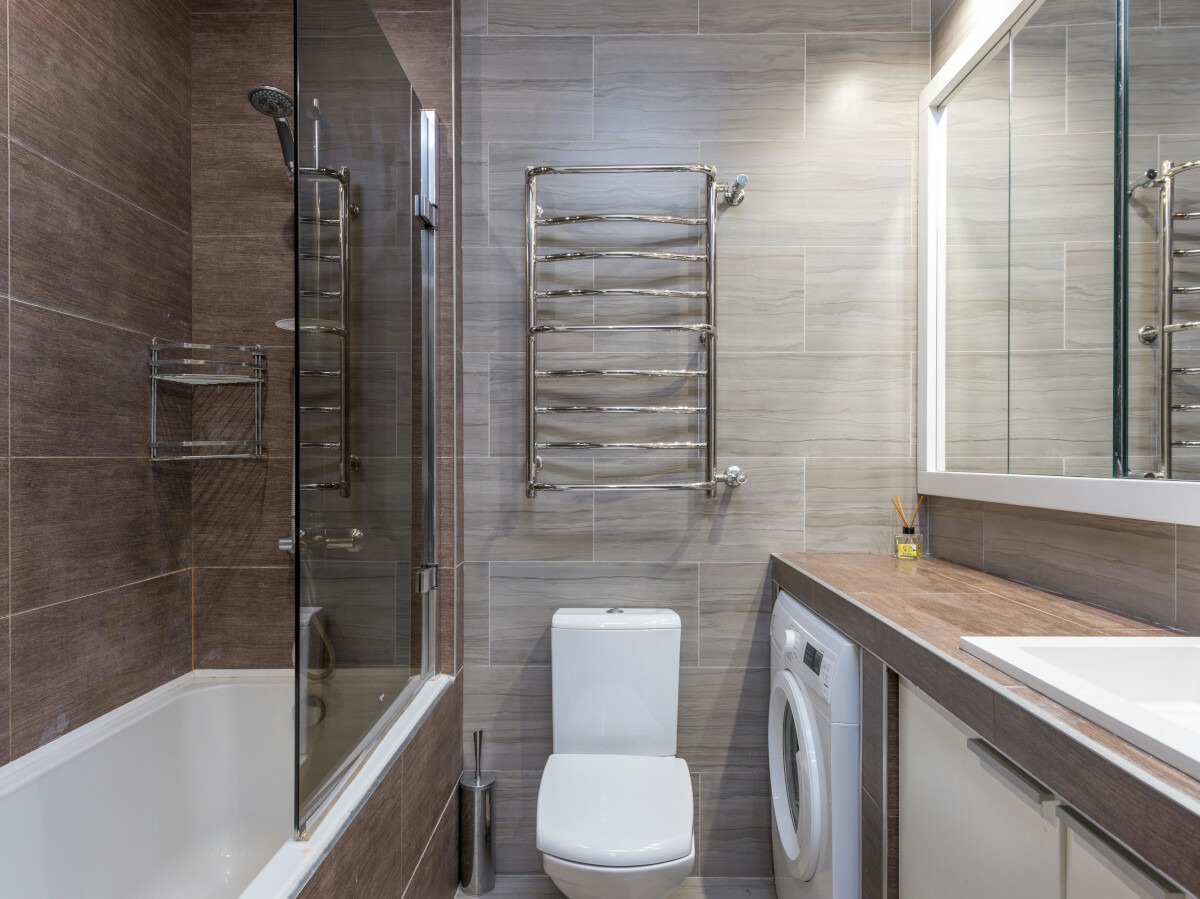 Adiós a las mamparas de baño: las tendencias que redefinen el espacio de la ducha