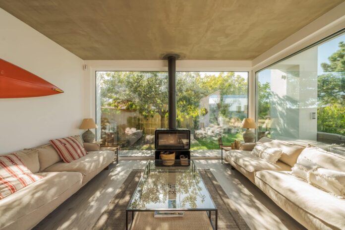 Tendencias de interiorismo 2026: espacios cálidos, sensoriales, con texturas naturales y bienestar emocional